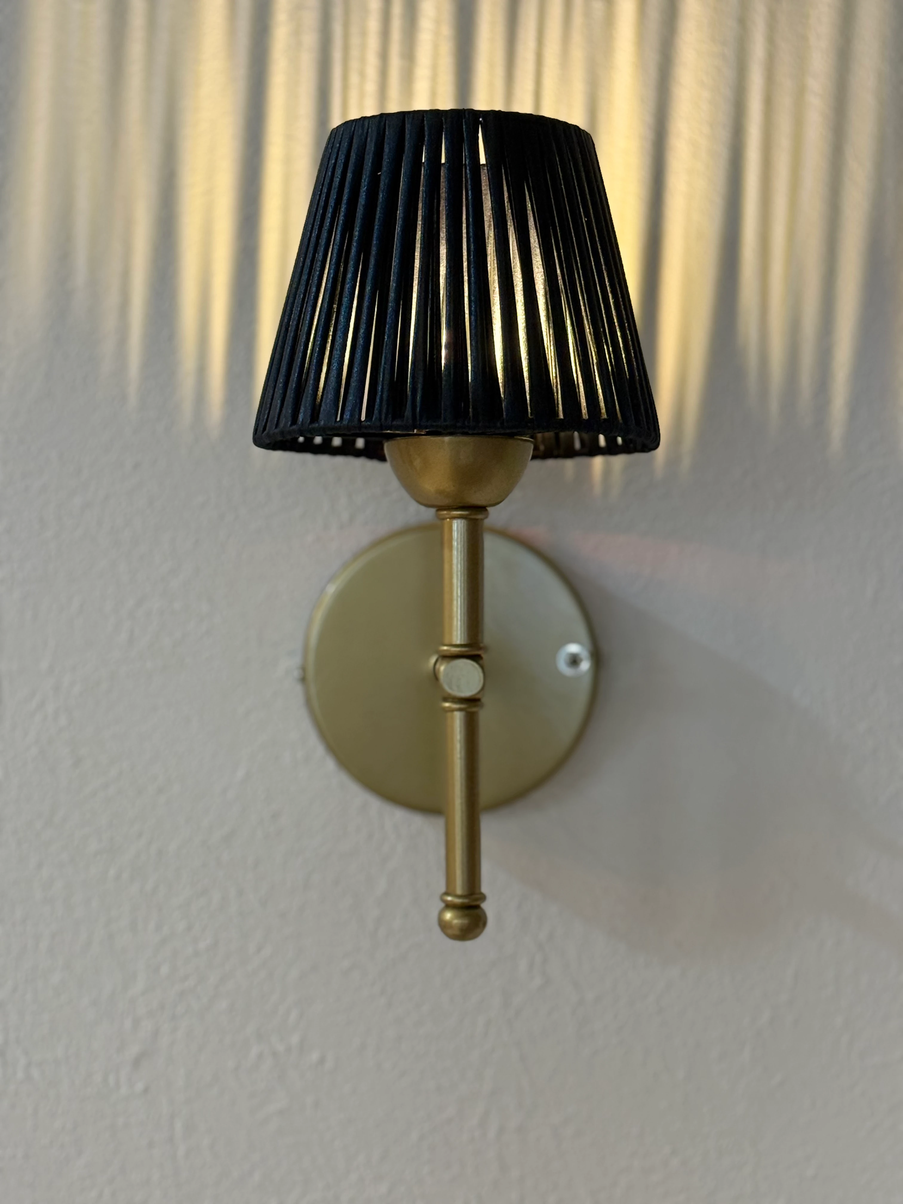 Siyah Deri Kablosuz Pilli Duvar Aydınlatması Aplik - Alt Eskitme Gold